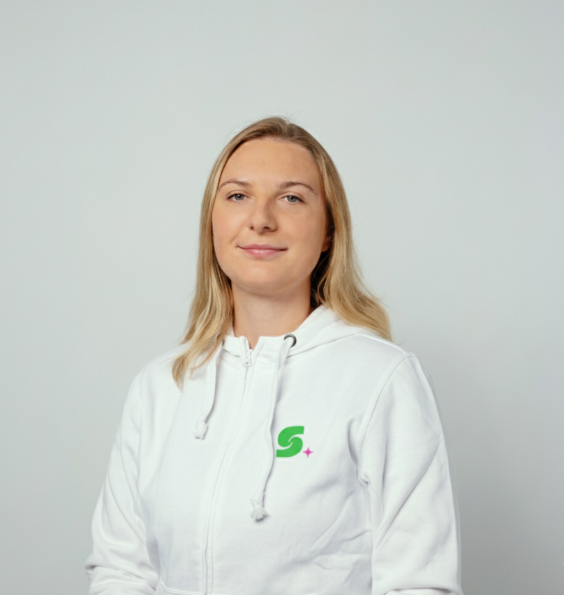Karolina Dawid, arbetsledare Städtagen. Kvinna i vit tröja med Städtagenlogga