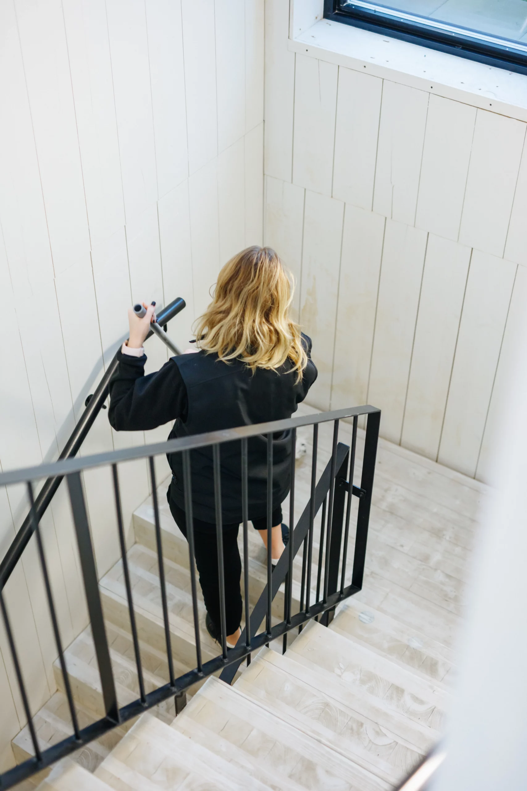 Städning i trapphus - kvinna moppar trappa.